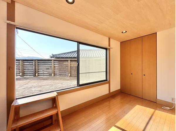 窓いっぱいの光。すぐに住めるリノベ空間。