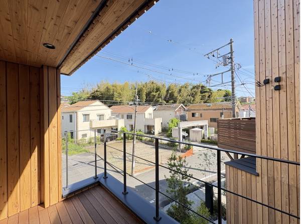 テラスに椅子を並べてゆったりカフェ時間も