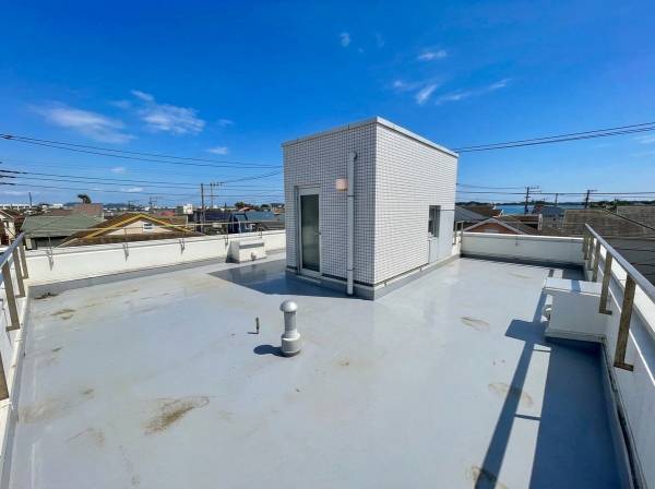 ルーフバルコニーがありますよ！
鵠沼海岸まで約700mです！