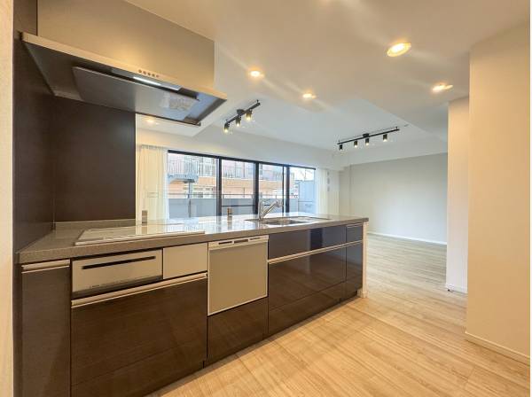 対面式キッチンはフラット天板で作業スペースも広々