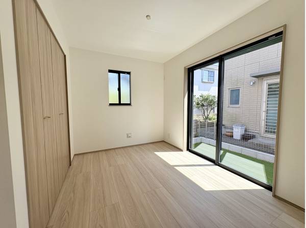 LDKの隣にある明るい洋室