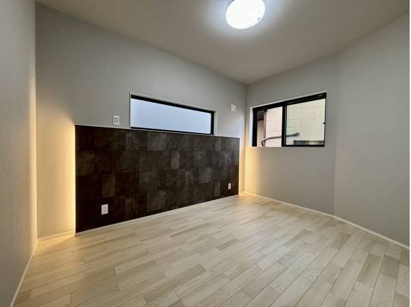 間接照明が素敵な主寝室は約8.3帖の広さ/手前にはWICも完備