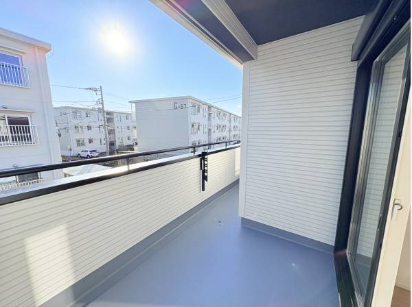 2部屋から行き来できるワイドバルコニー