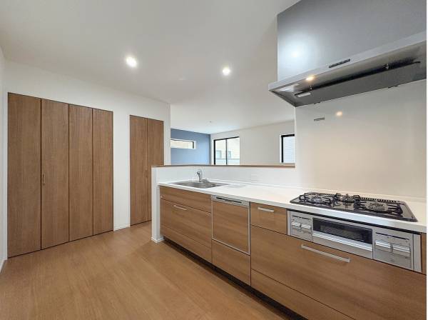 キッチン横にはパントリーも完備