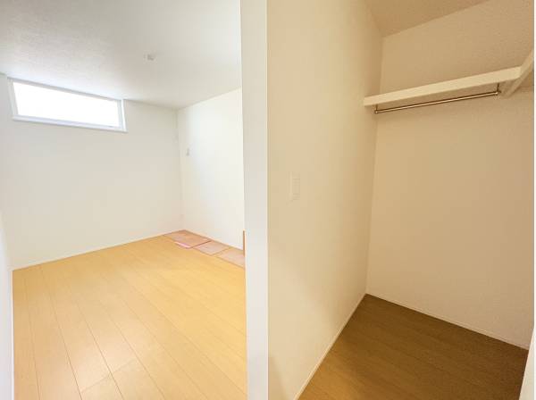 収納豊富な洋室