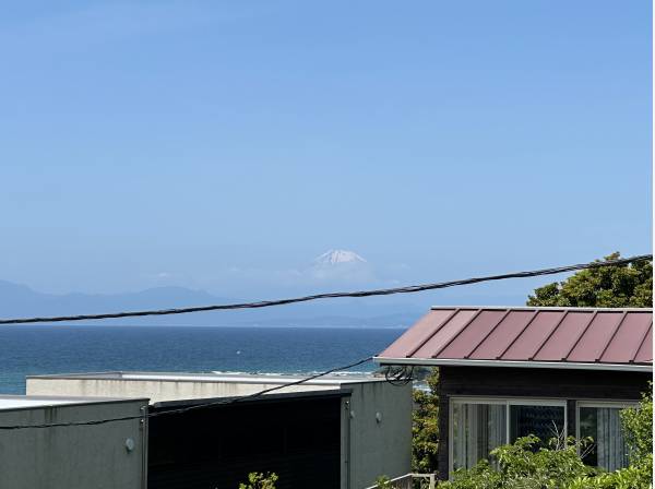 空気の澄んだ晴れた日には西側に富士山を望みます！