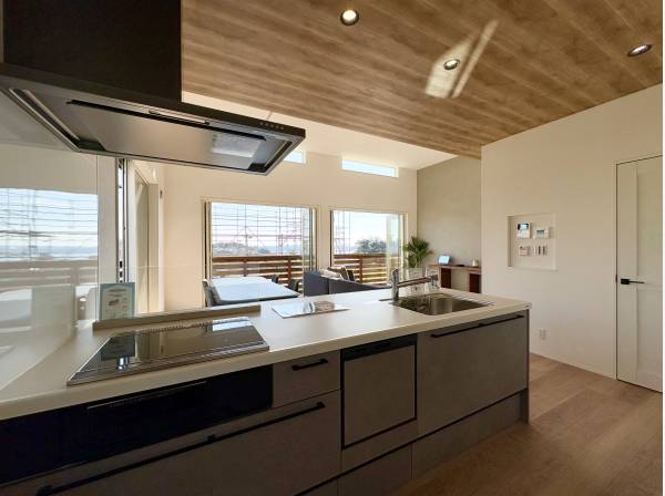 心地よい潮風を感じながら日々の料理を楽しめシステムキッチン