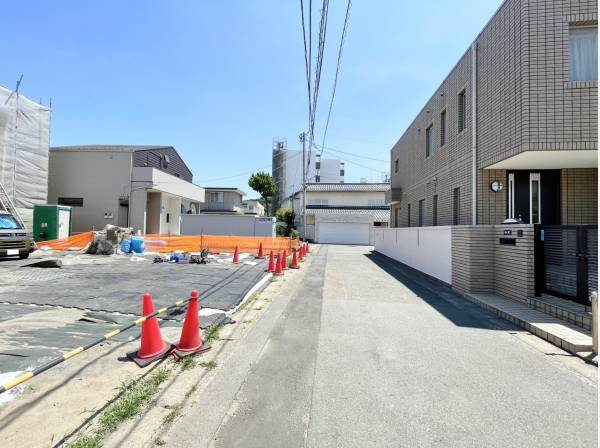 ゆったりとした前面道路！車でのアクセスも良好です！