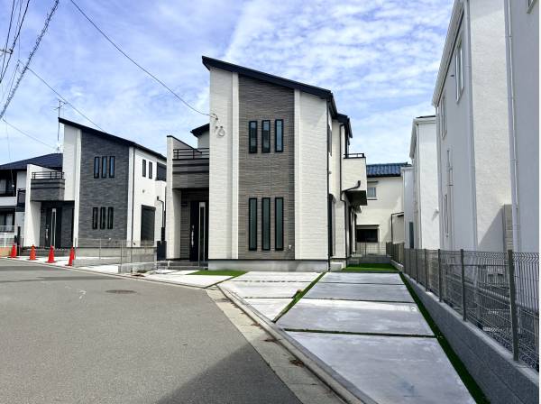 駐車スペースもゆったり！白と黒のコントラストが美しい外観