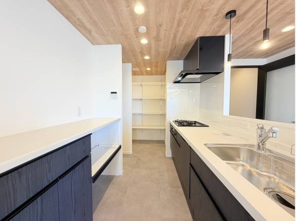 キッチン横には嬉しいパントリー。使い勝手も◎