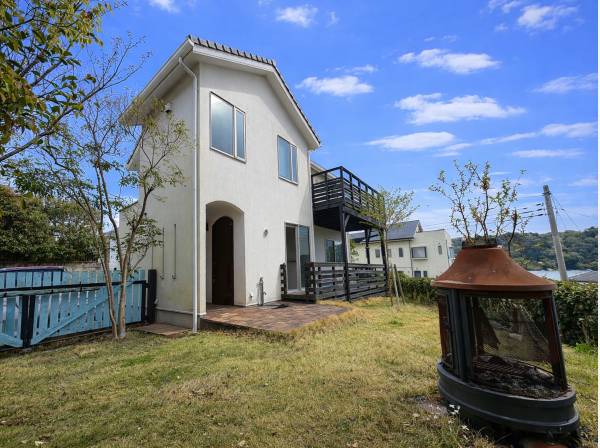 白を基調とした外観が映える、上質な佇まい。