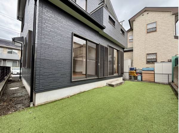 建物裏側にはちょっとしたお庭スペースがございます