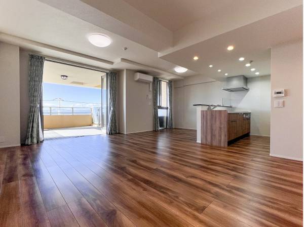 木質感溢れるLDKは21帖超とゆとりがあります