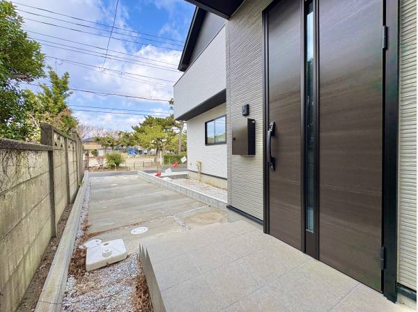 落ち着いた雰囲気のある玄関は、ご家族の帰りを暖かく迎えます。