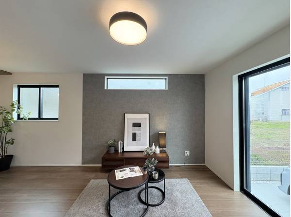 アクセントクロスがお洒落なリビング