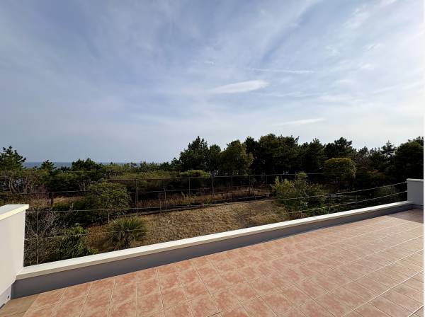 大型テラスからは開放的な眺望と海を眺めます。