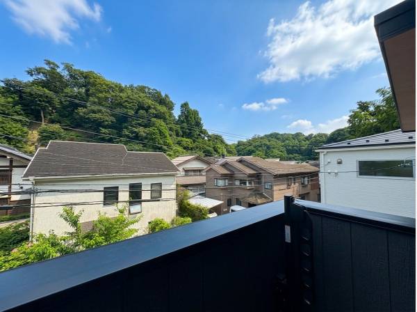 バルコニーからの緑豊かな眺望