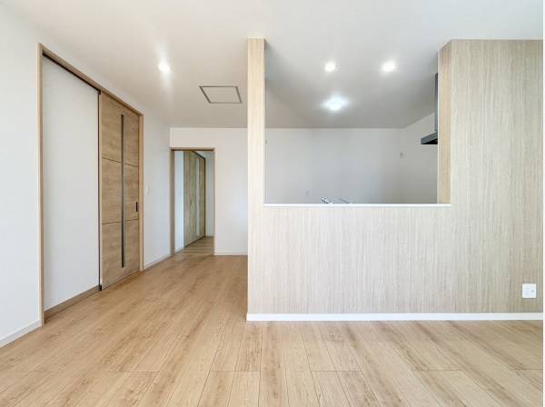 家族の様子が伺える対面キッチン