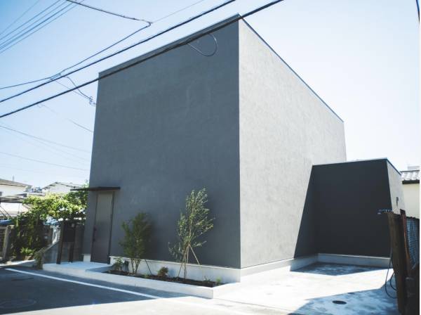 シックなキューブな外観です