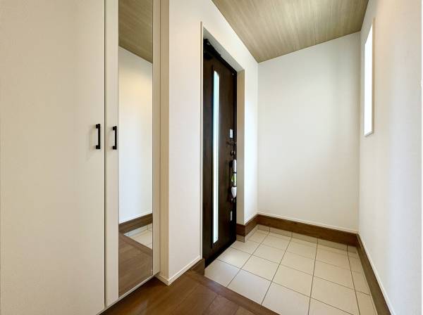 お出かけ前に嬉しい鏡付きの玄関ホール