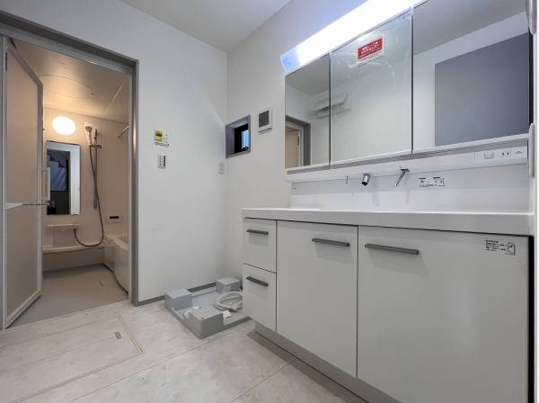 明るい色調で統一されたサニタリールーム