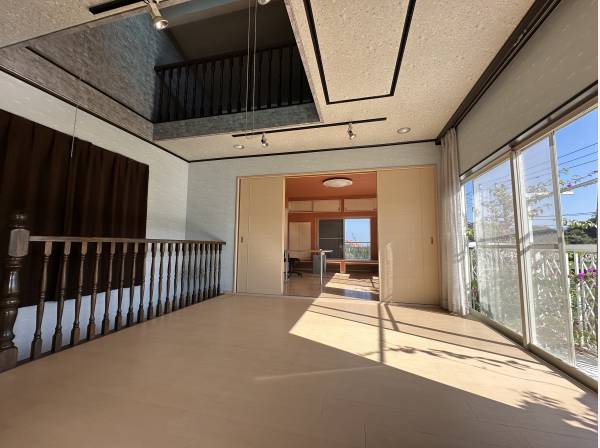 明るい室内+ロフトあり