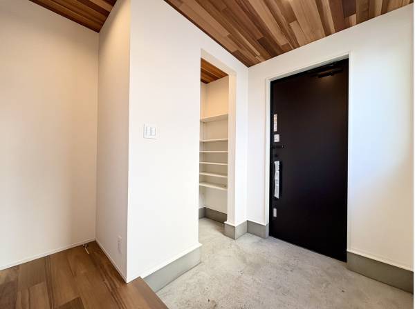 シューズインクローゼット付き玄関スペース