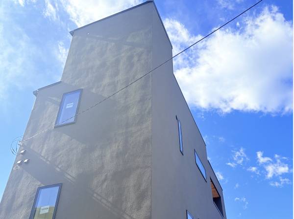 青空に映えるグレーの外観