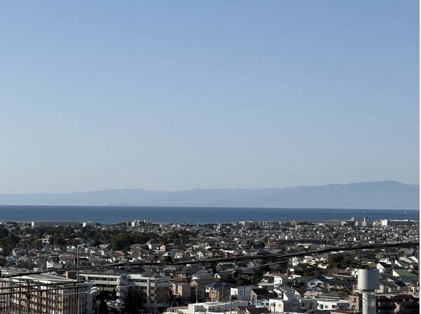 眼下に広がる湘南の街並み、真っ青な海、水平線を望みます