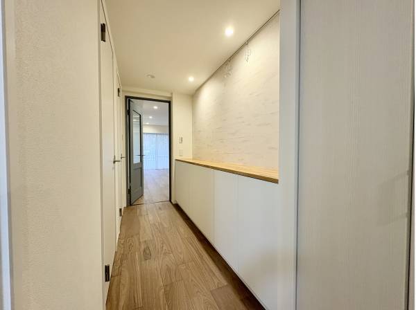 廊下には使い勝手のいい収納が！