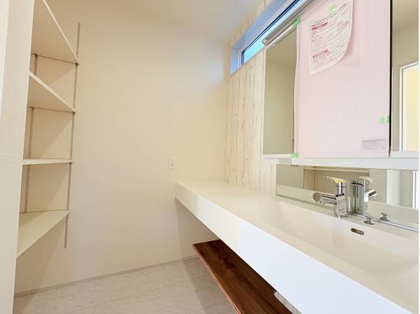 清潔感を保ちやすいフルフラットカウンターを採用。収納もたっぷり