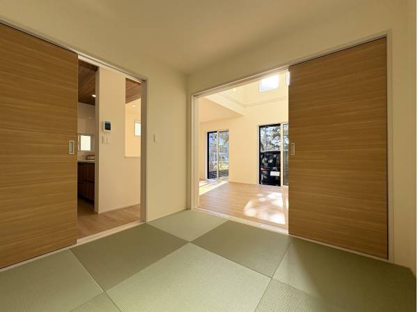 リビング横には和室も併設されて客間やお子様の遊び場にも