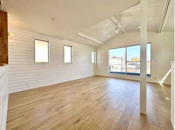 板張りが印象的なリビング