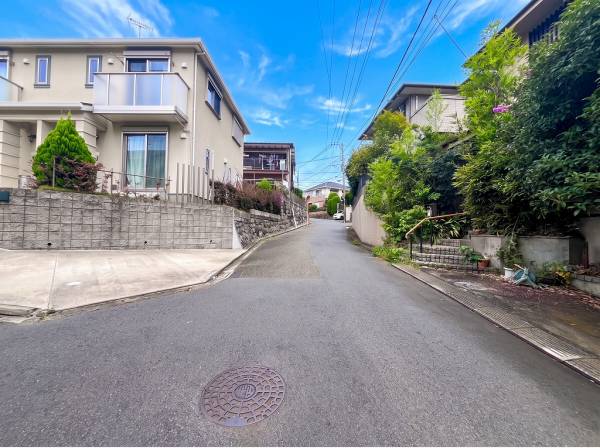 前面が開けたT字路に面しており車の出入りがスムーズです