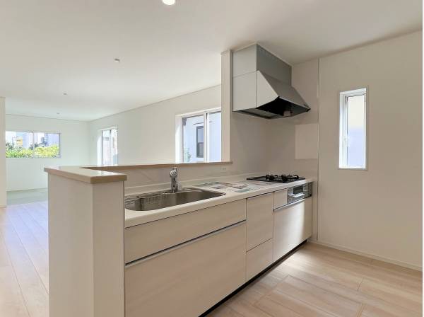 キッチンからは家族の様子がよく見えるのでお料理中も自然と会話が弾みます