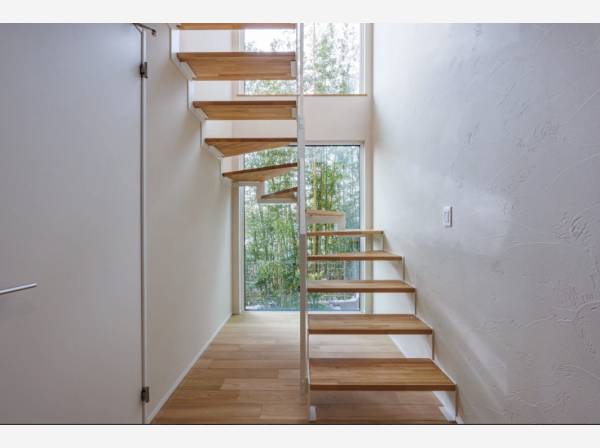 光と緑を感じるスケルトン階段