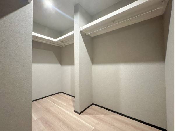 大容量ののファミリークローゼットはアウトドア用品などもスッキリ収納