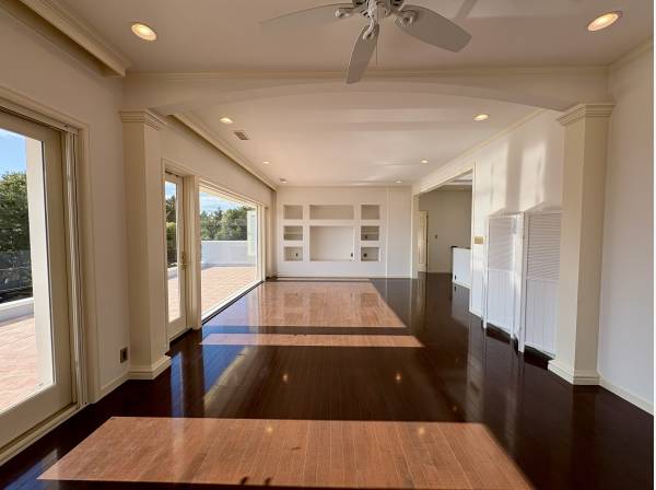 約２５帖もの広さを誇るリビング。造作の収納棚も完備