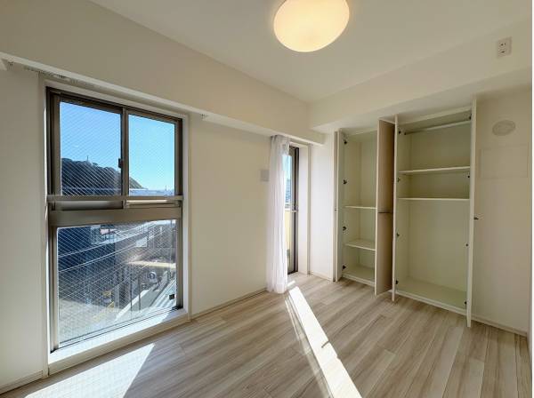 収納豊富な洋室