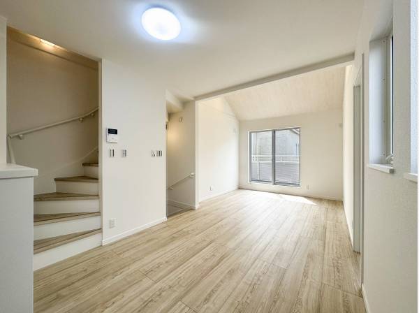 2階リビングならではの勾配天井が開放感を与えます