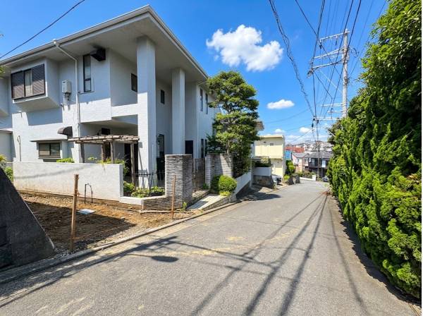 2方向の道路に面した特徴的な敷地です