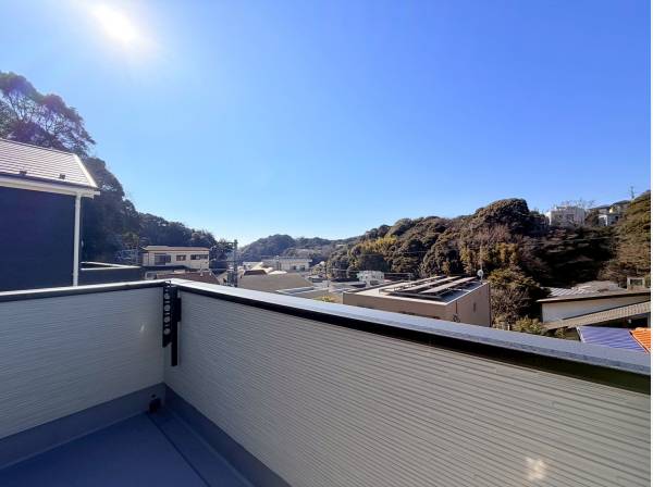 バルコニーからは高台ならではのプライベート空間な眺望