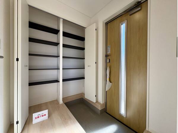 収納たっぷりのパントリースペース