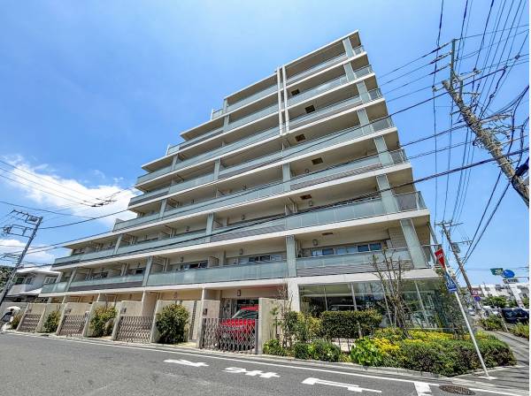 外観を美しく演出したグラスウォールのバルコニーお部屋の明るさにも考慮！