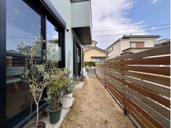 お家のまわりをぐるりと回遊出来る余裕ある敷地