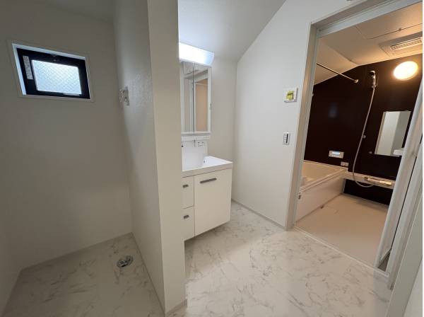 お風呂の横にも洗面所が有ります！