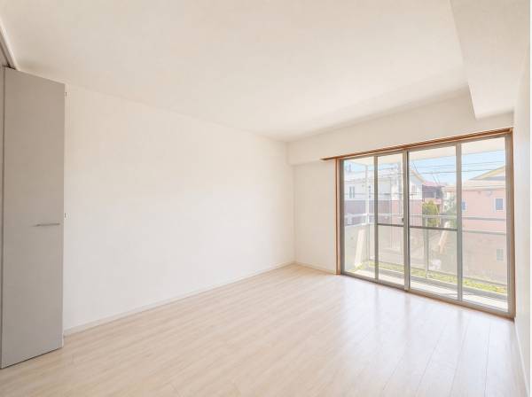大きな窓から光の入る開放感あるシンプルな住空間（現在はリフォーム中）