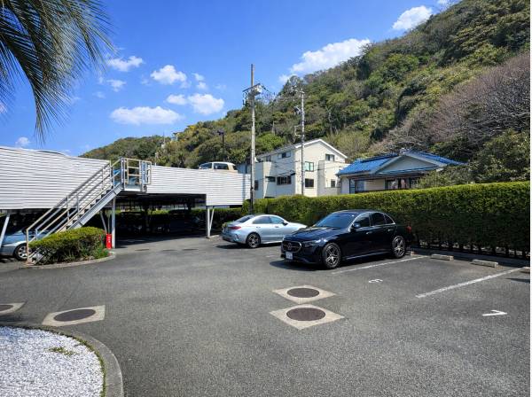 車種制限のない平置き駐車場です。