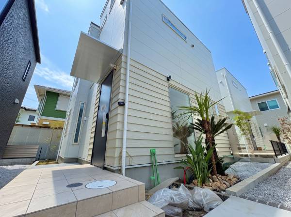 湘南の閑静な住宅地に馴染む、落ち着いた色合いの外観です
