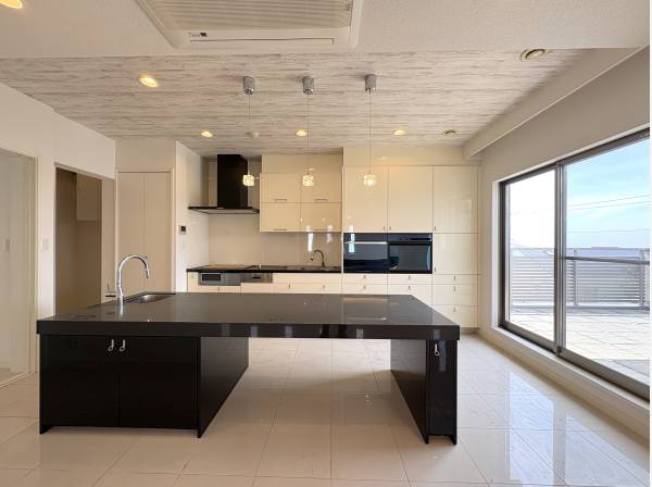 アイランドタイプのワーキングカウンターのあるキッチン